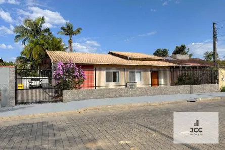 Casa com 3 Quartos para alugar, 200m² no Bom Retiro, Joinville
