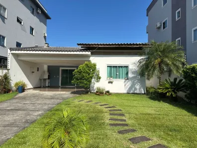 Casa com 3 Quartos à venda, 183m² no Jardim Iririú, Joinville