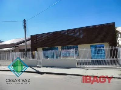 Imóvel Comercial com 3 Quartos à venda, 221m² no Roçado, São José