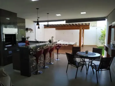 Casa com 3 Quartos à venda, 210m² no Jardim Inconfidência, Uberlândia