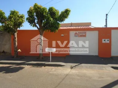 Casa com 2 Quartos para alugar, 143m² no São Jorge, Uberlândia