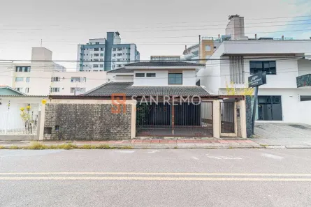 Casa com 7 Quartos para alugar, 275m² no Balneário, Florianópolis
