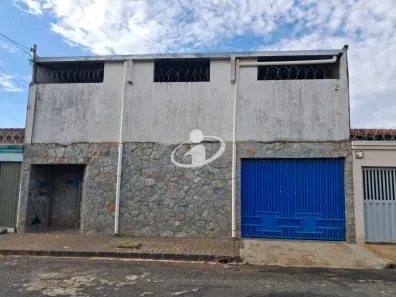 Casa com 2 Quartos para alugar, 250m² no Jardim Patrícia, Uberlândia