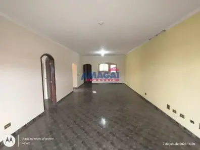 Sobrado com 4 Quartos à venda, 297m² no Centro, Igaratá