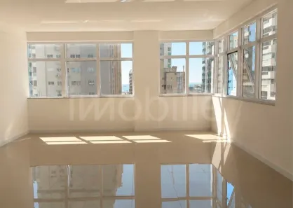 Sala Comercial à venda, 64m² no Meia Praia, Itapema