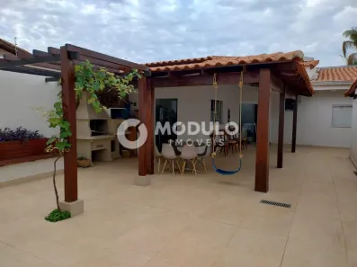 Prédio Comercial com 3 Quartos para alugar, 180m² no Jardim Karaíba, Uberlândia