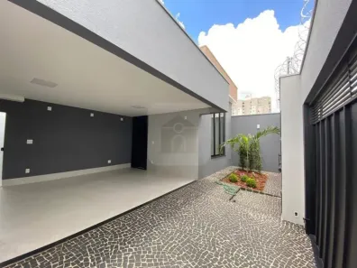 Casa com 3 Quartos à venda, 250m² no Laranjeiras, Uberlândia