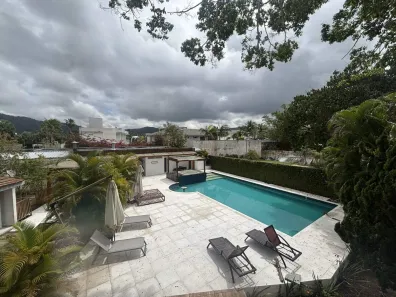 Casa com 7 Quartos para alugar, 700m² no Jardim Acapulco, Guarujá