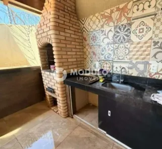 Casa com 3 Quartos para alugar, 200m² no Alto Umuarama, Uberlândia