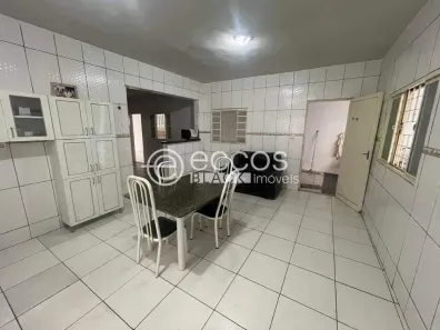 Casa com 3 Quartos à venda, 160m² no Laranjeiras, Uberlândia