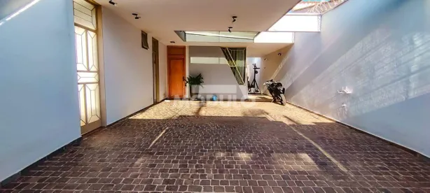 Casa com 3 Quartos para alugar, 215m² no Saraiva, Uberlândia