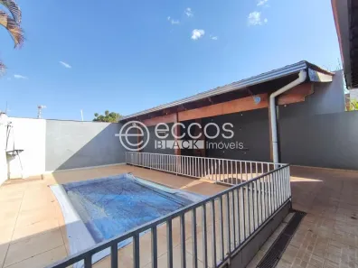 Casa com 3 Quartos para alugar, 240m² no Cidade Jardim, Uberlândia