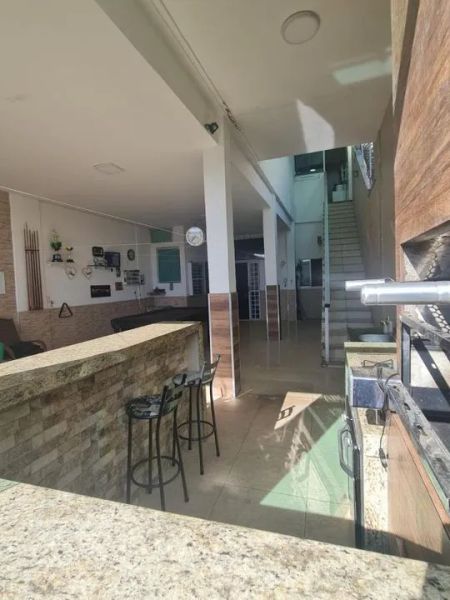 Casa com 4 quartos — Santa Mônica, Belo Horizonte