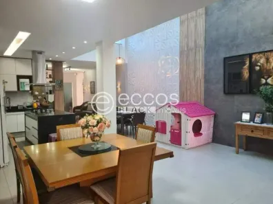 Casa com 4 Quartos à venda, 240m² no Pacaembu, Uberlândia