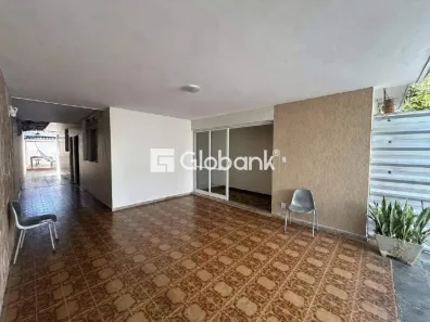 Casa com 3 Quartos para alugar, 250m² no Vila Guilhermina, Montes Claros