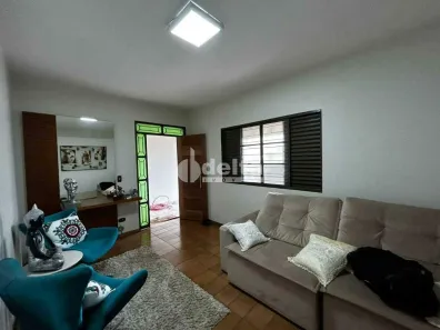 Casa com 3 Quartos à venda, 250m² no Santa Mônica, Uberlândia
