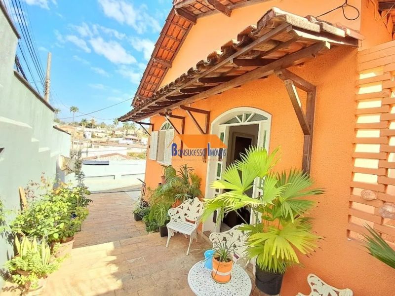 Casa com 4 quartos — Bonfim, Belo Horizonte