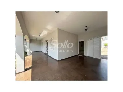 Casa com 6 Quartos para alugar, 398m² no Fundinho, Uberlândia