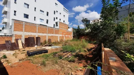 Lote/Terreno à venda, 426m² no Cabral, Contagem