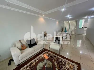 Imóvel Comercial com 8 Quartos para alugar, 457m² no Presidente Roosevelt, Uberlândia