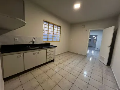 Casa com 3 Quartos para alugar, 250m² no Presidente Roosevelt, Uberlândia
