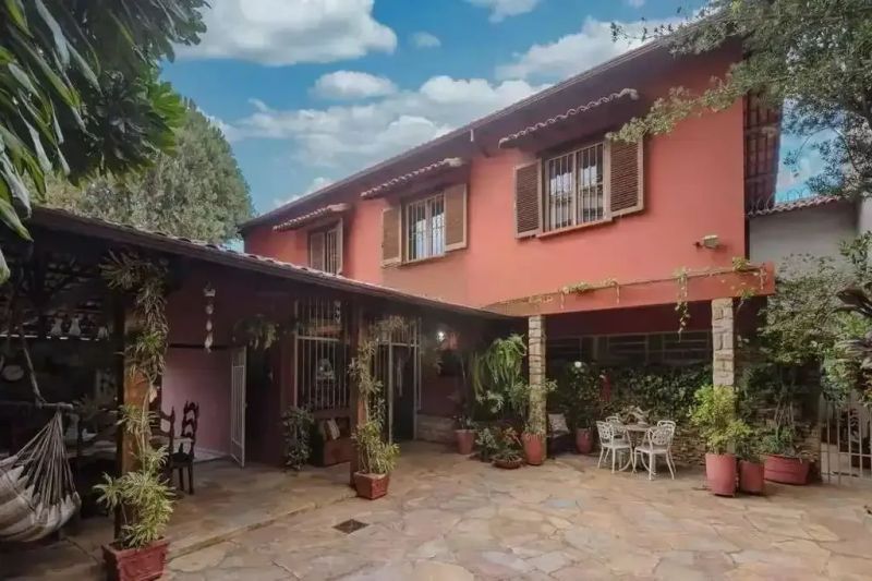 Casa com 4 quartos — Barroca, Belo Horizonte