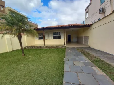 Casa com 3 Quartos à venda, 241m² no Pompéia, Belo Horizonte