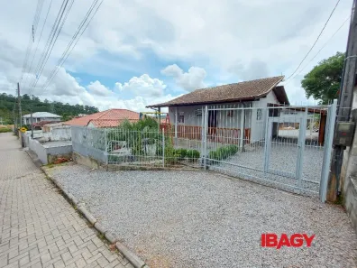 Casa com 2 Quartos para alugar, 75m² no Aririú, Palhoça