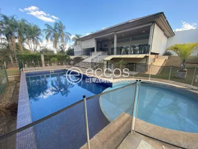 Casa de Condomínio com 6 Quartos para alugar, 560m² no Tocantins, Uberlândia
