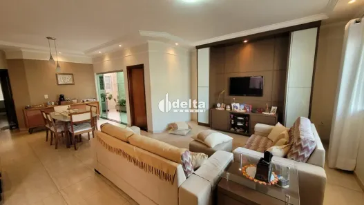 Casa com 4 Quartos à venda, 240m² no Cidade Jardim, Uberlândia