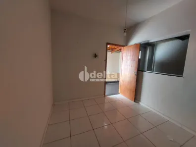 Casa com 2 Quartos para alugar, 70m² no Martins, Uberlândia