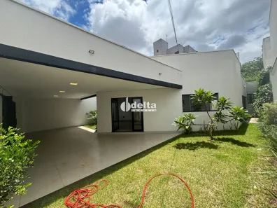 Casa com 3 Quartos à venda, 215m² no Jardim Colina, Uberlândia