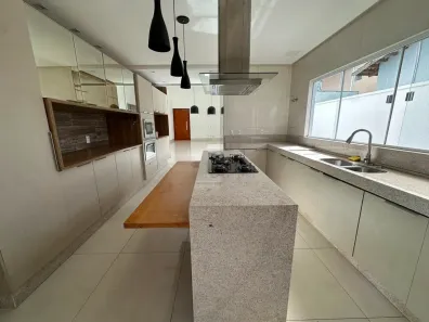 Casa de Condomínio com 3 Quartos para alugar, 240m² no Loteamento Portal do Sol I, Goiânia