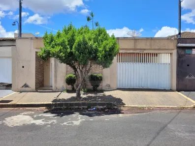 Casa com 3 Quartos para alugar, 200m² no Jardim Patrícia, Uberlândia
