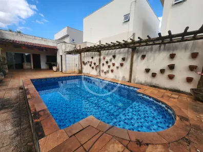 Casa com 3 Quartos à venda, 200m² no Jardim Colina, Uberlândia