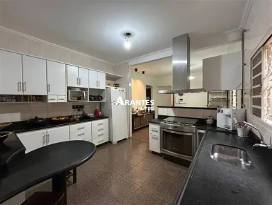 Casa com 3 Quartos à venda, 220m² no Santa Mônica, Uberlândia