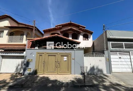 Casa com 3 Quartos para alugar, 180m² no Vila Guilhermina, Montes Claros