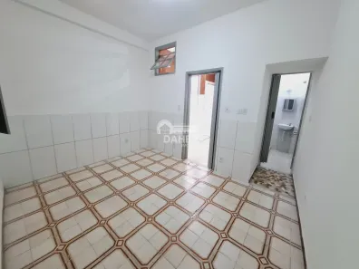 Casa com 1 Quarto para alugar, 20m² no Cascadura, Rio de Janeiro