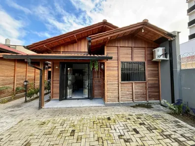 Casa com 2 Quartos para alugar, 50m² no Centro, Itajaí