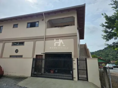 Casa com 3 Quartos para alugar, 160m² no Centro, Guaramirim