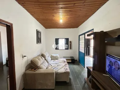 Casa com 3 Quartos para alugar, 180m² no Guarani, Uberlândia