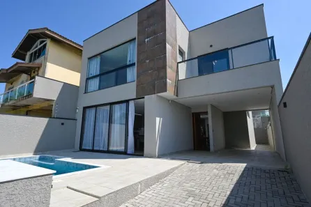 Sobrado com 4 Quartos para venda ou aluguel, 280m² no Centro, Peruíbe