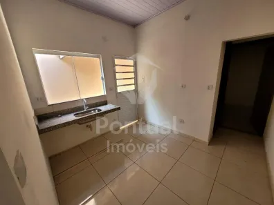 Casa com 2 Quartos para alugar, 55m² no Jardim Ipanema, Uberlândia