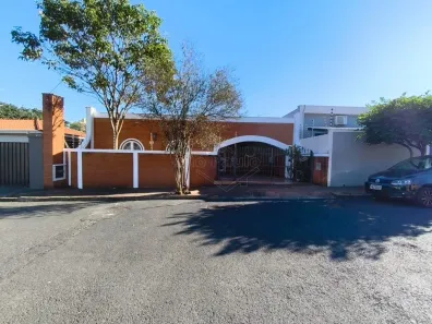 Casa com 3 Quartos para alugar, 222m² no Centro, Araraquara