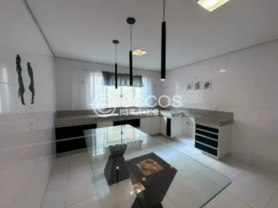 Casa de Condomínio com 4 Quartos para alugar, 270m² no Nova Uberlândia, Uberlândia