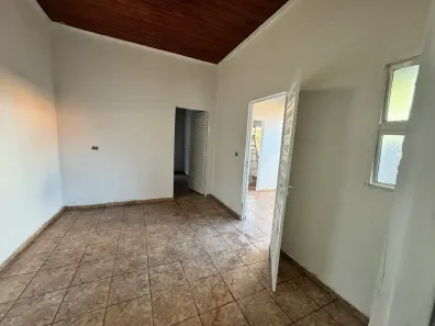 Casa com 2 Quartos para alugar, 65m² no Setor Residencial Garavelo I, Trindade