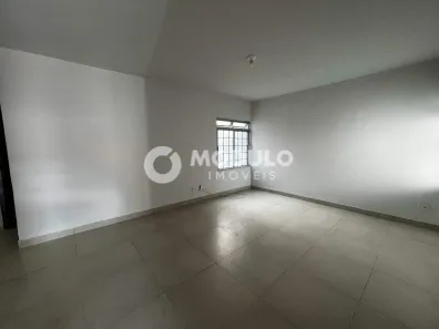 Casa com 3 Quartos para alugar, 140m² no Santa Mônica, Uberlândia