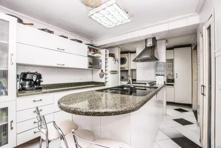 Sobrado com 4 Quartos à venda, 180m² no Santo Inácio, Curitiba