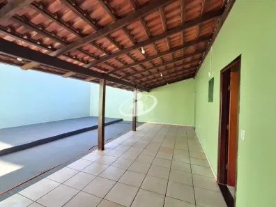 Casa com 3 Quartos para alugar, 144m² no Jardim Europa, Uberlândia