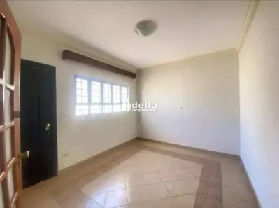 Casa com 4 Quartos para alugar, 250m² no Centro, Uberlândia